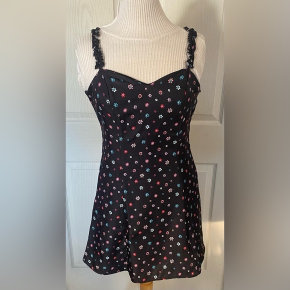 Trendyol Woman Black Petite Patterned Back Low -Cut Dress - Picture 2 of 10